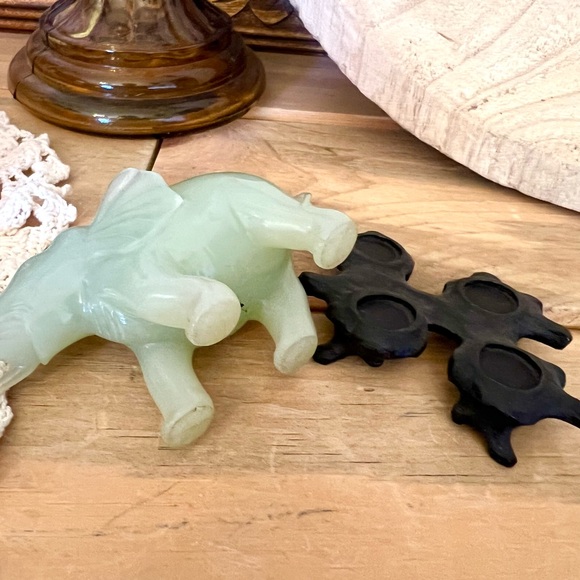 Antique carved Chinese jade elephant with stand - Picture 5 of 5